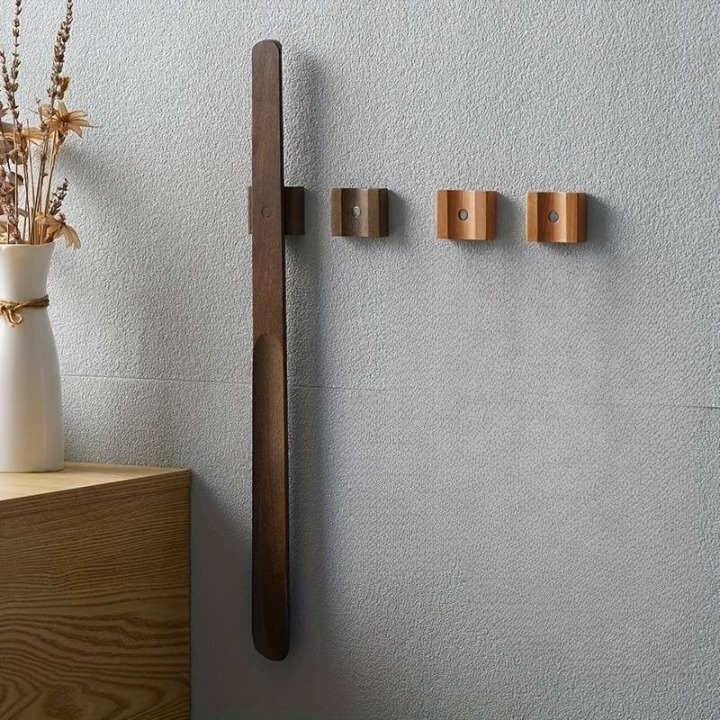 Long Handle Magnetic Shoe Horn in Wood (Includes Holder)