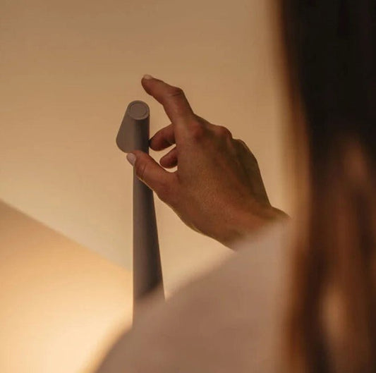 Always Perfect Light with This Modern Wireless Table Lamp
