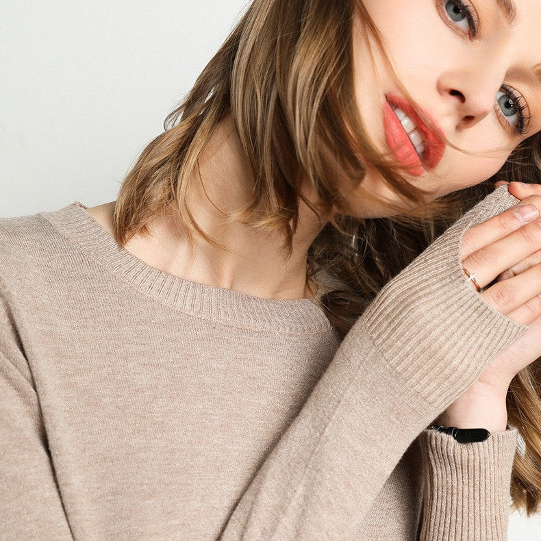 Cashmere Jumper with Classic Neckline for the Autumn Season