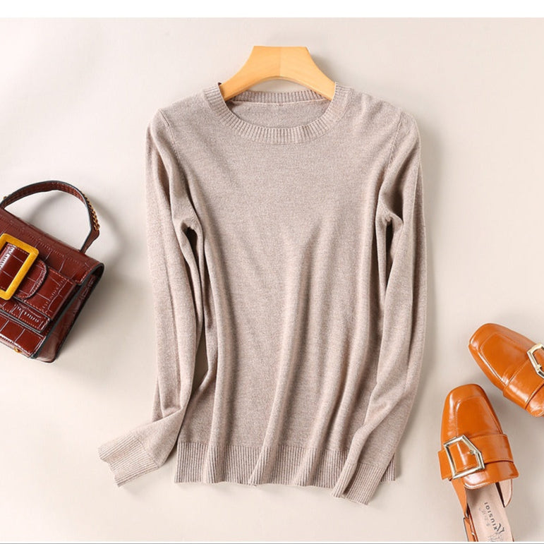 Cashmere Jumper with Classic Neckline for the Autumn Season