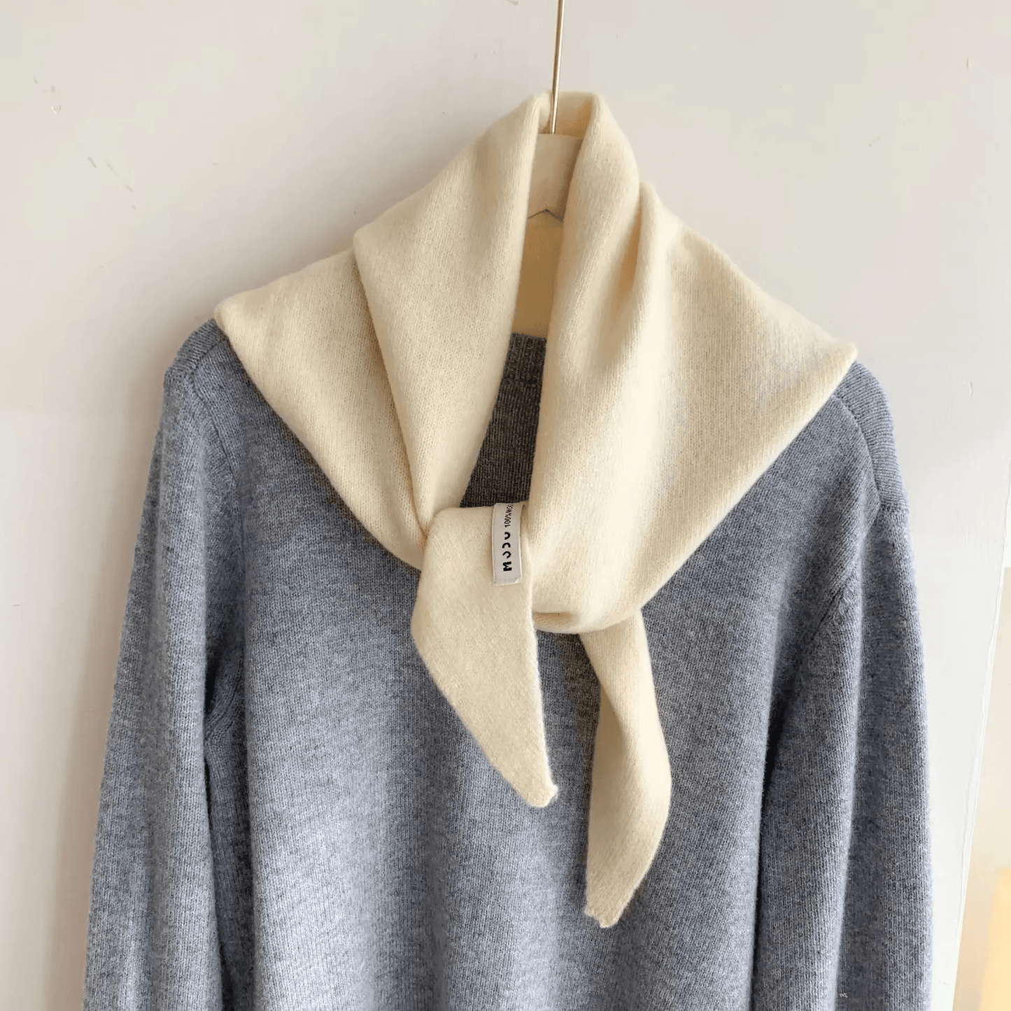 CosyWrap - Triangular knitted scarf in niche wool for women, as a scarf or warm wrap
