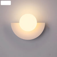 Applique murale semi-circulaire au style scandinave minimaliste et lumière chaleureuse