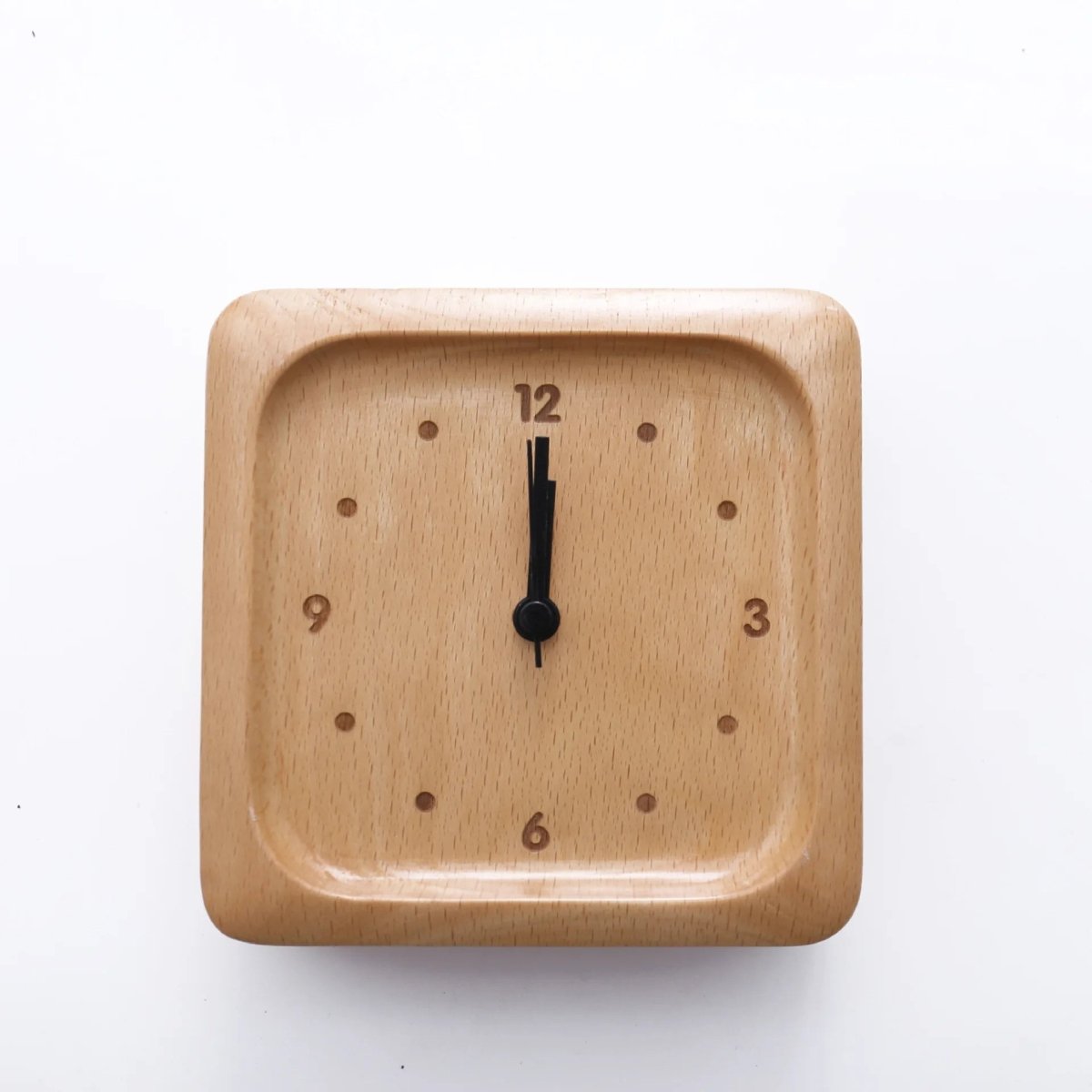 WOODMORN – Elegant alarm clock made of beech wood for a stylish home