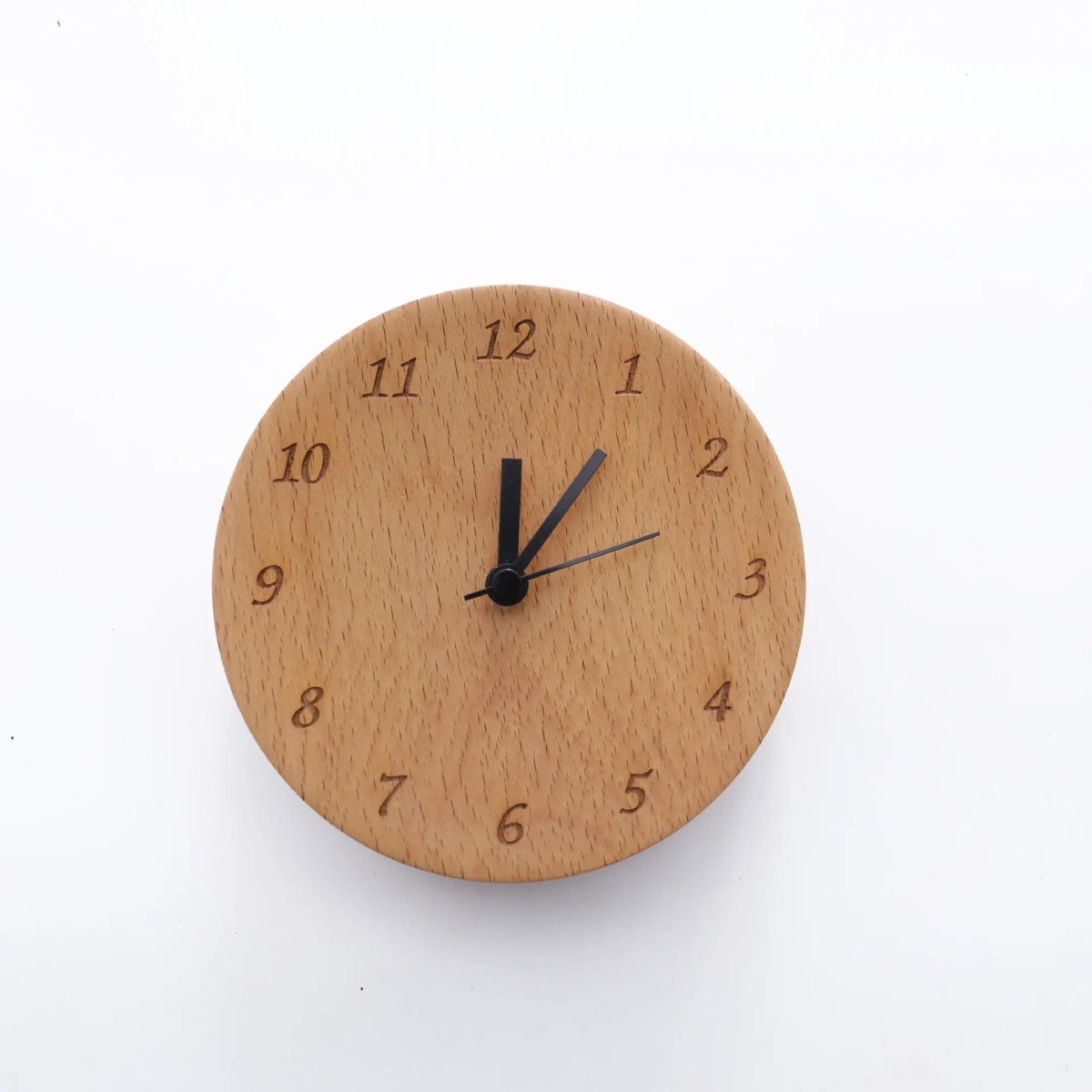 WOODMORN – Elegant alarm clock made of beech wood for a stylish home